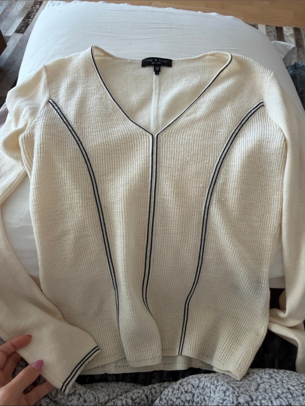 🩶rag & bone Cream V-Neck Sweater with Black Trim